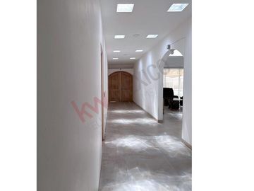 Excelente casa en VENTA de una planta con amplio jardín de mas de mil metros en COLINAS DEL BOSQUE