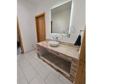 Excelente casa en VENTA de una planta con amplio jardín de mas de mil metros en COLINAS DEL BOSQUE