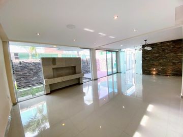 Casa Venta Residencial status en Metepec, zona Ave La Asunción cerca de Portofino