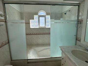 CASA EN VENTA EN BUGAMBILIAS