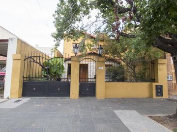 CASA EN LOTE PROPIO CON FONDO - QUINCHO Y PISCINA