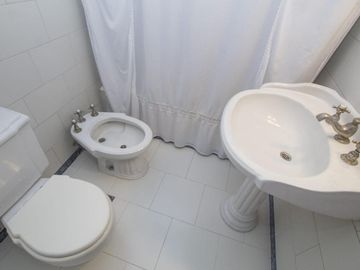CASA EN LOTE PROPIO CON FONDO - QUINCHO Y PISCINA