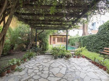 CASA EN LOTE PROPIO CON FONDO - QUINCHO Y PISCINA