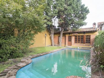 CASA EN LOTE PROPIO CON FONDO - QUINCHO Y PISCINA