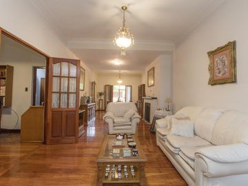 CASA EN LOTE PROPIO CON FONDO - QUINCHO Y PISCINA
