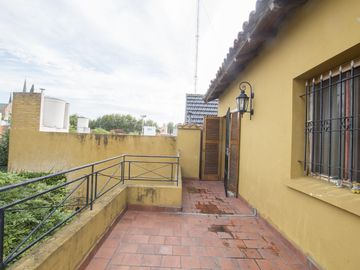 CASA EN LOTE PROPIO CON FONDO - QUINCHO Y PISCINA