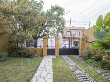 CASA EN LOTE PROPIO CON FONDO - QUINCHO Y PISCINA