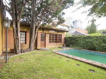 CASA EN LOTE PROPIO CON FONDO - QUINCHO Y PISCINA