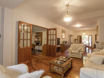 CASA EN LOTE PROPIO CON FONDO - QUINCHO Y PISCINA