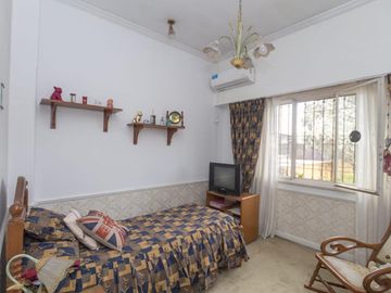 CASA EN LOTE PROPIO CON FONDO - QUINCHO Y PISCINA