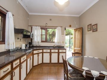 CASA EN LOTE PROPIO CON FONDO - QUINCHO Y PISCINA