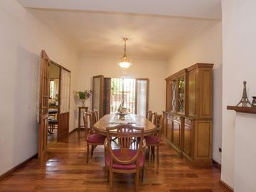 CASA EN LOTE PROPIO CON FONDO - QUINCHO Y PISCINA