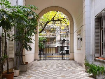 DEPARTAMENTO EN VENTA DE 4 AMBIENTES CON ESCRITORIO EN FAMOSO PASAJE GENERAL PAZ BARRIO COLEGIALES