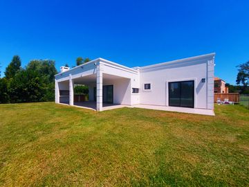 Casa en venta - 3 Dormitorios 5 Baños - 946mts2 - Escobar
