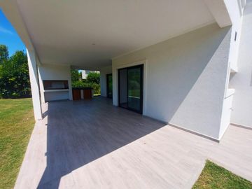 Casa en venta - 3 Dormitorios 5 Baños - 946mts2 - Escobar