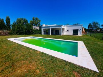 Casa en venta - 3 Dormitorios 5 Baños - 946mts2 - Escobar
