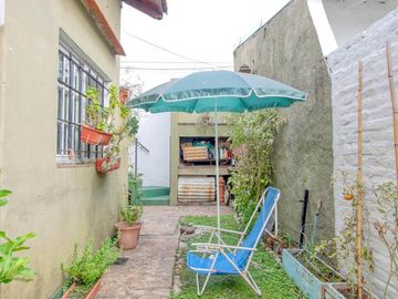 Chalet 4 ambientes, con monoambiente y jardín