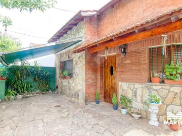 Chalet 4 ambientes, con monoambiente y jardín