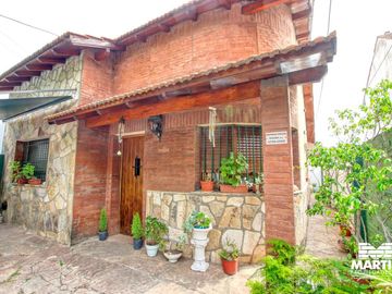 Chalet 4 ambientes, con monoambiente y jardín