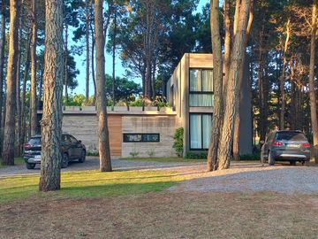 Casa con pileta y vista al golf, en Isla del Golf, Pinamar