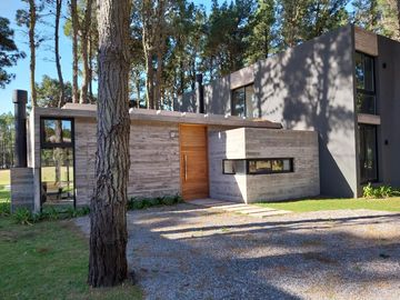 Casa con pileta y vista al golf, en Isla del Golf, Pinamar