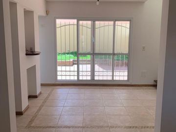 Juan Manuel de Rosas 4100. Casa de 3 dormitorios con cochera y patio. Las Heras