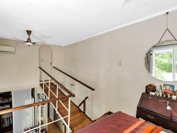 Planta atípica en edificio de categoría con cochera. Bajísimas expensas.