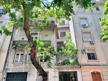 Planta atípica en edificio de categoría con cochera. Bajísimas expensas.
