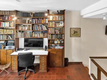 Planta atípica en edificio de categoría con cochera. Bajísimas expensas.