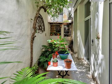 Planta atípica en edificio de categoría con cochera. Bajísimas expensas.