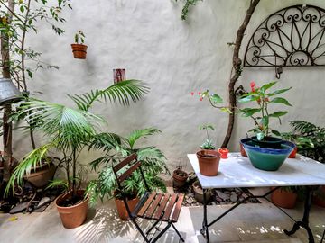 Planta atípica en edificio de categoría con cochera. Bajísimas expensas.