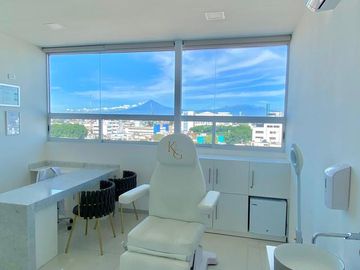 CONSULTORIO EN VENTA EN TORRES MEDICAS 3, JARDINES DE SAN MANUEL, PUEBLA.