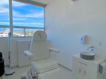 CONSULTORIO EN VENTA EN TORRES MEDICAS 3, JARDINES DE SAN MANUEL, PUEBLA.
