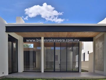 CASA EN PRE- VENTA EN TEQUISQUIAPAN KINTAS. Nena