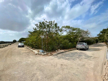 Lote en Esquina en Privada Hacienda Cholul.