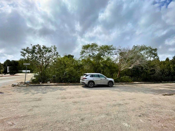 Lote en Esquina en Privada Hacienda Cholul.