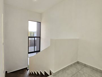 RESIDENCIA  DOS PLANTAS, 3 RECÁMARAS, 3 BAÑOS, COCHERA PARA 2 AUTOS