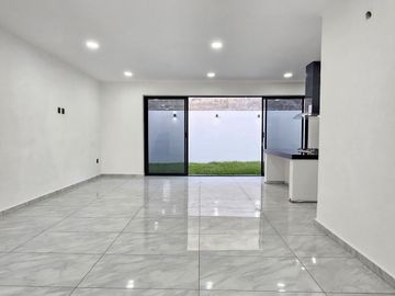 RESIDENCIA  DOS PLANTAS, 3 RECÁMARAS, 3 BAÑOS, COCHERA PARA 2 AUTOS