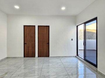 RESIDENCIA  DOS PLANTAS, 3 RECÁMARAS, 3 BAÑOS, COCHERA PARA 2 AUTOS