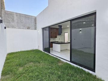 RESIDENCIA  DOS PLANTAS, 3 RECÁMARAS, 3 BAÑOS, COCHERA PARA 2 AUTOS