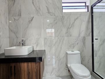 RESIDENCIA  DOS PLANTAS, 3 RECÁMARAS, 3 BAÑOS, COCHERA PARA 2 AUTOS
