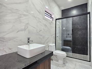 RESIDENCIA  DOS PLANTAS, 3 RECÁMARAS, 3 BAÑOS, COCHERA PARA 2 AUTOS