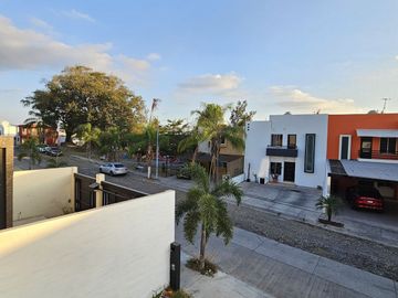 RESIDENCIA  DOS PLANTAS, 3 RECÁMARAS, 3 BAÑOS, COCHERA PARA 2 AUTOS