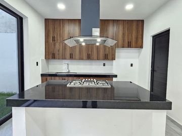 RESIDENCIA  DOS PLANTAS, 3 RECÁMARAS, 3 BAÑOS, COCHERA PARA 2 AUTOS