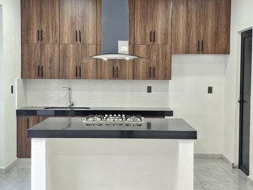 RESIDENCIA  DOS PLANTAS, 3 RECÁMARAS, 3 BAÑOS, COCHERA PARA 2 AUTOS