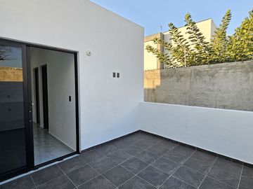 RESIDENCIA  DOS PLANTAS, 3 RECÁMARAS, 3 BAÑOS, COCHERA PARA 2 AUTOS