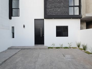 RESIDENCIA EN ZONA NORTE DE VILLA DE ÁLVAREZ, 3 RECÁMARAS, 3 BAÑOS.