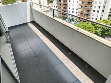 SE VENDE Apartamento Esquinero Piso 9 en La Flora / JV