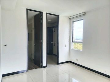 SE VENDE Apartamento Esquinero Piso 9 en La Flora / JV