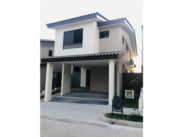 VENTA O ALQUILER CASA BRISAS DEL GOLF 200 MT2 GOLF GARDENS